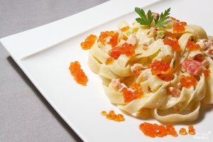 Pasta with red caviar and seafood