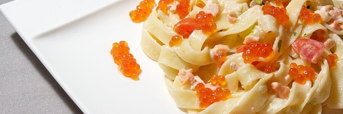 Pasta with red caviar and seafood