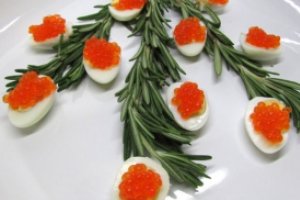 Перепелиные яйца с красной икрой