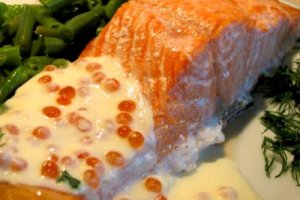 Salmon steak in caviar cream sauce