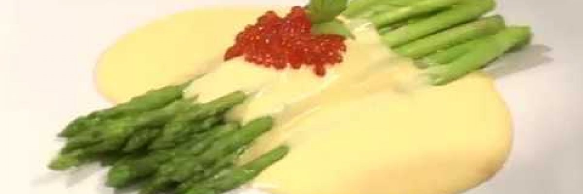 Green asparagus with hollandaise sauce and red caviar