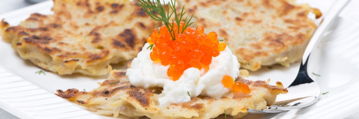Латкес з червоною ікрою